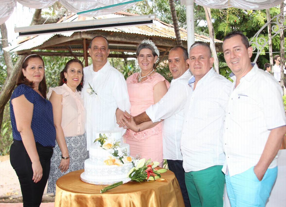 Sandra Milena Camacho, Luz Marina Camacho, los esposos Enrique Monje y Silvia Camacho, Carlos Fernando, Luis Enrique, y Patrocinio Camacho Polanco.